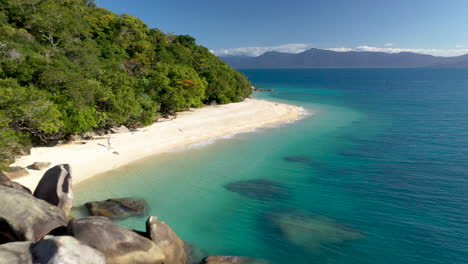 Absteigende-Drohne-Schoss-Auf-Einen-Wunderschönen-Strand-Auf-Fitzroy-Island-In-Australien-Zu