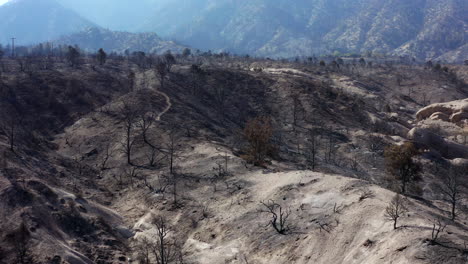 Berglandschaft,-Die-Von-Den-Waldbränden-In-Südkalifornien-Verwüstet-Wurde---Rauch-Und-Dunstige-Luftaufnahme-Der-Zerstörung