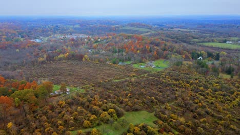 Side-pan-of-new-york's-hudson-valley-during-autumn