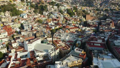 Drone-Vuela-Sobre-La-Ciudad-Construida-En-Las-Montañas:-Ciudad-De-Guanajuato,-México,-Durante-El-Día