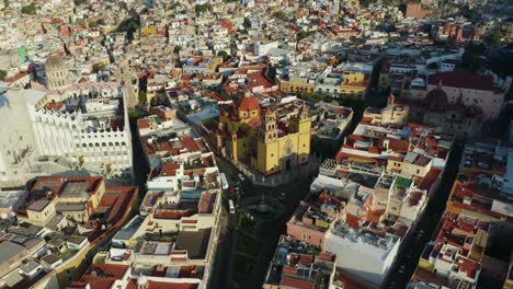 Drone-Descends-Over-Guanajuato-City-Center,-Mexico:-Famous-Collegiate-Basilica-of-Our-Lady-of-Guanajuato,-Mexico