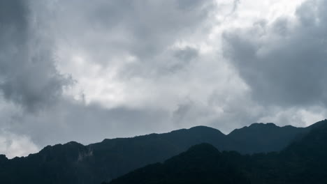 Moody-clouds-time-lapse-over-Cangshan-mountains-in-Yunnan,-China