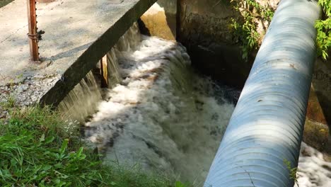Wasser-Fließt-Sanft-Durch-Einen-Kleinen-Künstlichen-Damm-Vor-Einem-Düker