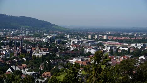 Blick-Auf-Freiburg-Vom-Schlossberg-An-Einem-Frühlingstag,-Kirche-St