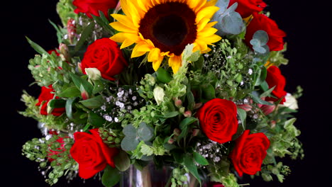 Rosen--Und-Sonnenblumenblumenstrauß,-Der-Nahe-Schwarzen-Hintergrund-Dreht