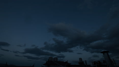 Abendlicher-Sonnenuntergangszeitraffer-über-Traditioneller-Orientalischer-Chinesischer-Dacharchitektur