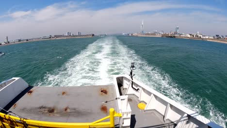 Time-lapse-view-from-the-rear-of-a-car-ferry-traveling-across-the-solent-from-Portsmouth-to-the-Isle-Of-Wight,-UK