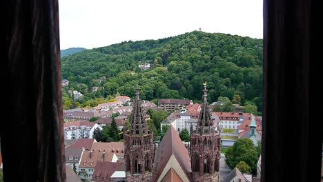 Vista-Del-Schlossberg-Y-La-Nave-Principal-De-La-Catedral-De-Friburgo-Desde-La-Torre-De-La-Catedral