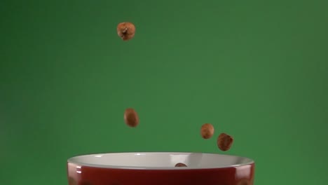 Bedeckte-Erdnüsse,-Die-Auf-Einen-Teller-Fallen
