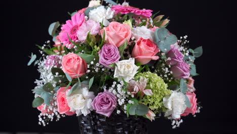 Blumenkorb-Bouquet-Gerbera-Und-Rosen,-Die-Sich-Im-Schwarzen-Hintergrund-Drehen