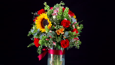 Rosen-Und-Sonnenblumenvase-Drehen-Schwarzer-Hintergrund-Mittlerer-Schuss