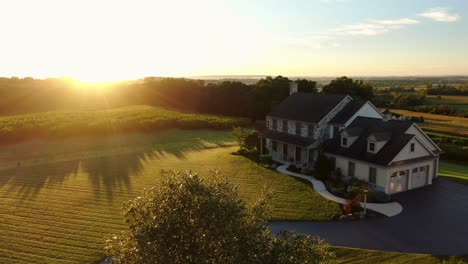 Wunderschöne-Luftaufnahme-Eines-Großen-Hauses-Während-Des-Sommersonnenaufgangs