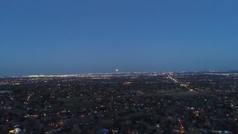 Un-Vuelo-De-Drones-En-El-Crepúsculo-Civil-Capturando-Una-Luna-De-Halloween-Que-Se-Eleva-Sobre-Denver-Co