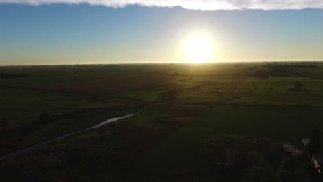 Luftaufnahme-Des-Sommersonnenuntergangs-über-Landwirtschaftlichen-Feldern-Im-Ländlichen-Argentinien,-Drohnenaufnahme