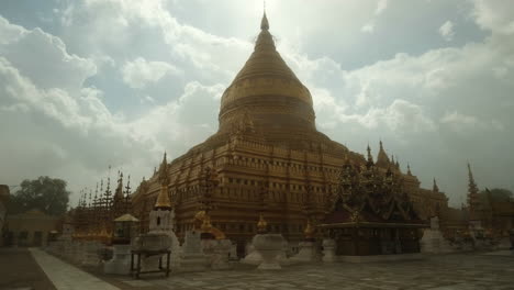 Ein-Historischer-Tempel-In-Bagan,-Myanmar,-Während-Eines-Kleinen-Sandsturms