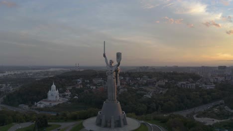 Hermosa-Estatua-De-La-Patria-Con-Vistas-Al-Paisaje-De-Kyiv,-Ucrania--antena