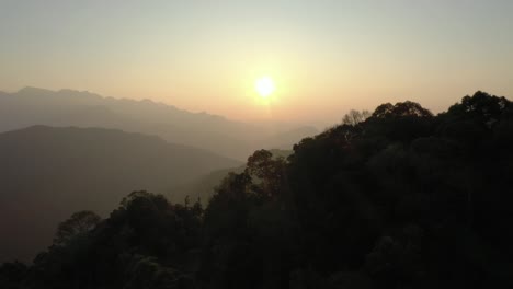 Schöne-Drohne-Goldene-Stunde-Und-Sonnenuntergang-In-Den-Chinesischen-Bergen