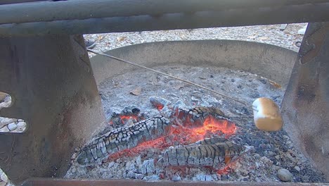 Einen-Großen-Leckeren-Marshmallow-über-Einem-Lagerfeuer-Rösten
