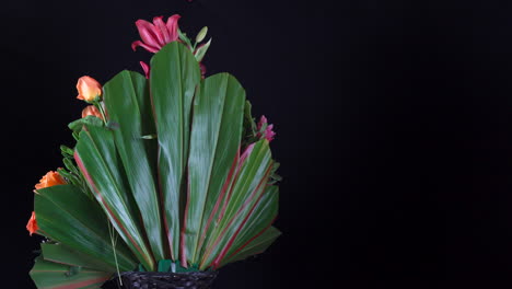 Hawaiianische-Tropische-Sonnenblume-Rose-Lilie-Blumenarrangement-Spinnen-Im-Schwarzen-Hintergrund