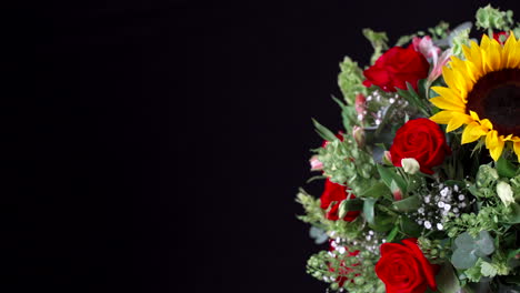 Blumenarrangement,-Das-Sich-Dreht-Und-Schwenkt,-Schwarzer-Hintergrund,-Weitwinkelaufnahme