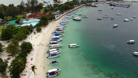 Bootsparkplatz-An-Der-Küste-In-Phuket,-Während-Die-Leute-Schwimmen
