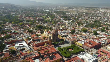 Luftschwenk-über-Der-Pfarrei-San-Miguel-Arcangel,-Mexiko