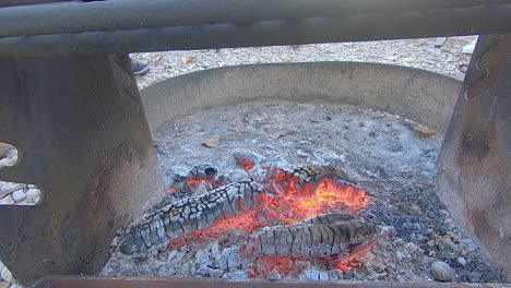 Lagerfeuer-Mit-Kleiner-Flamme-Und-Heißen-Kohlen