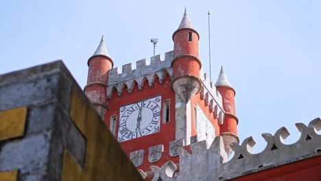 La-Torre-Del-Palacio-De-Sintra-Con-Un-Reloj-Disparado-Desde-Abajo,-Arquitectura,-Edificios-En-Portugal,-Castillo,-Día-Claro-Y-Soleado
