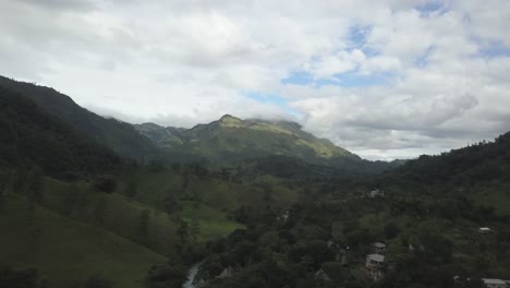 Drohne-Lufthyperlapse-Einer-Wunderschönen-Landschaft-Mit-Bergen-Und-Einem-Fluss-In-Guatemala,-Mittelamerika