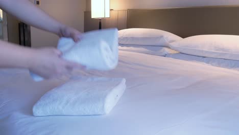 Haushälterin-Legt-Handtuch-Auf-Das-Bett-Im-Zimmer