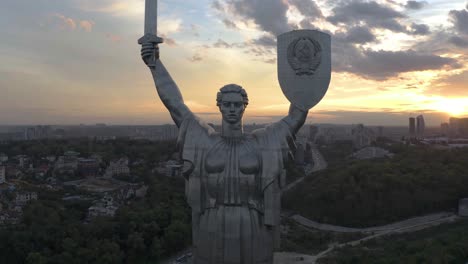El-Monumento-De-La-Patria-En-Kyiv,-Ucrania-En-Una-Puesta-De-Sol---Dron-De-Alejamiento