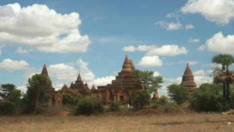 Die-Historischen-Tempel-Von-Bagan,-Myanmar,-Sind-Mittags-Fast-überwuchert