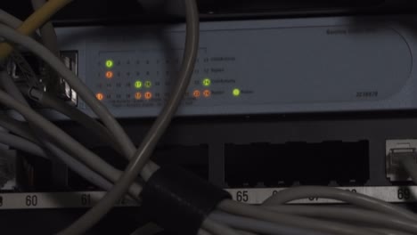 Nahaufnahme-Eines-Datenrouters-Und-Kabel,-Die-Von-Einem-Netzwerksicherheitshacker-Beleuchtet-Werden