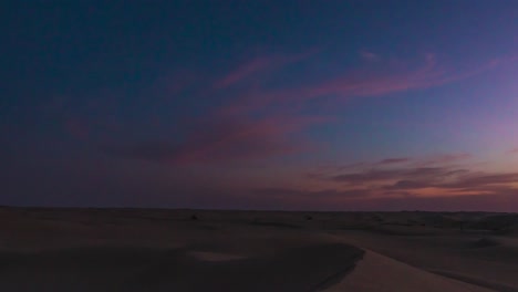Erstaunliche-Zeitrafferaufnahme-Von-Abu-Dhabi-Wüstensanddünen,-Sonnenuntergang-Bis-Nachtzeit
