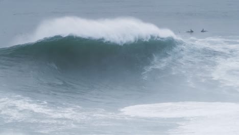 Perfect-slow-motion-wave-in-Nazaré,-Portugal
