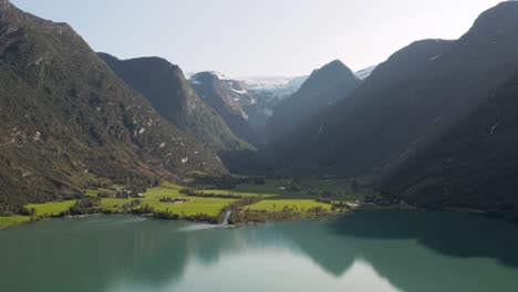 Lago-Glacial-Y-Pintoresco-Valle-Verde-Bajo-El-Glaciar-En-El-Campo-De-Noruega-Vista-Aérea