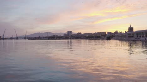Lebendiger-Bunter-Sonnenuntergang-über-Dem-Wasser-In-Der-Stadt-Malaga,-Spanien