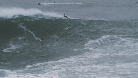 2020-Cámara-Lenta-De-Un-Surfista-De-Grandes-Olas-Montando-Una-Ola-Monstruosa-En-Nazaré,-Portugal