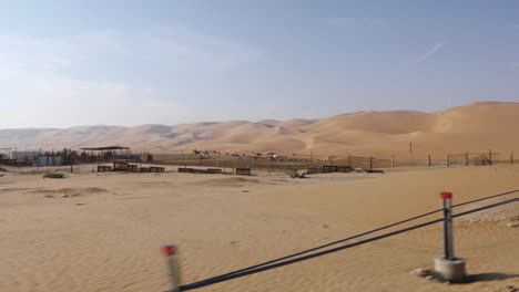 Unglaubliche-Aussicht,-Die-An-Heißen-Tagen-Durch-Die-Erstaunlichen-Sanddünen-Von-Abu-Dhabi-In-Der-Wüste-Fährt