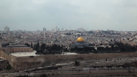 Panorama-of-the-Temple-Mount,-including-Al-Aqsa-Mosque-and-Dome-of-the-Rock,-from-the-Mount-of-Olives-in-Jerusalem,-Israel