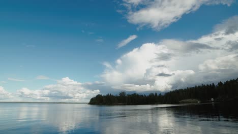 Lapso-De-Tiempo-De-Cumulus-De-Nube-De-Tormenta-Sobre-El-Lago-Nasijarvi-Finlandia