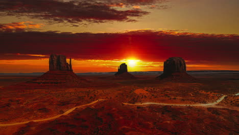 Cinemagraph---Nahtlose-Videoschleife-Eines-Goldenen-Roten-Wolkensonnenuntergangs-Im-Zeitraffer-An-Den-Berühmten-Teekesselfelsen-Von-Mitte-Butte-Unter-Den-Wahrzeichen-Des-Monument-Valley-In-Utah---Arizona,-Amerika---USA