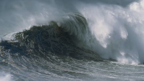 Zeitlupe-Einer-Welle-In-Nazaré,-Portugal