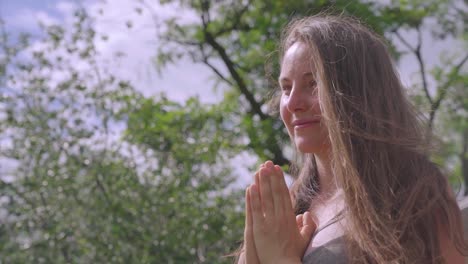 Porträt-Eines-Jungen-Kaukasischen-Mädchens-In-Gebetshaltung,-Das-Im-Freien-Meditiert,-Tag