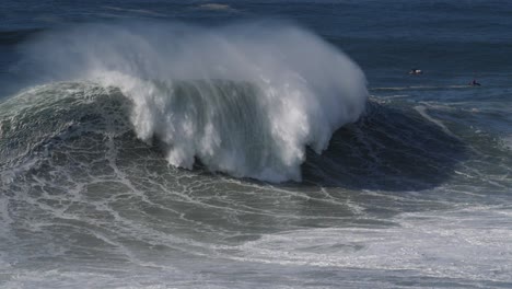 Slow-motion-of-a-great-wave-in-Nazaré,-Portugal