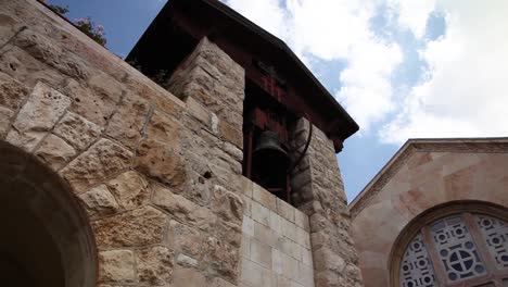 Campana-De-La-Torre-De-La-Iglesia-En-El-Jardín-De-Getsemaní,-Jerusalén,-Israel