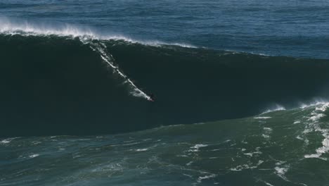 Zeitlupe-Eines-Big-Wave-Surfers,-Der-In-Nazaré,-Portugal,-Auf-Einer-Verrückten-Monsterwelle-Reitet