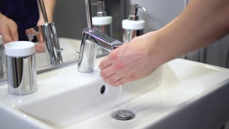 Zeitlupe-Von-Weißen-Männlichen-Händewaschen-Mit-Leitungswasser-Im-Sterilen-Badezimmer