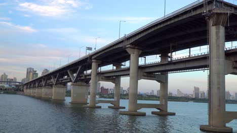 Puente-De-Doble-Capa-Cheongdamdaegyo-En-Seúl,-Corea-Del-Río-Han-Bajo-El-Brillante-Cielo-Nublado---Primer-Plano