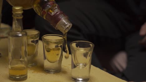 Whisky,-Der-Auf-Einer-Party-In-Ein-Glas-Gegossen-Wird
